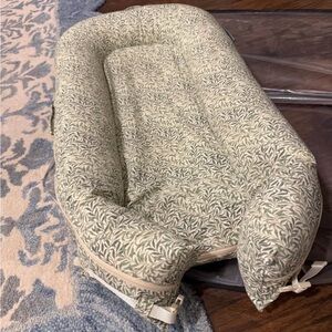 Morris & Co dockatot Willow Boughs green leaf baby